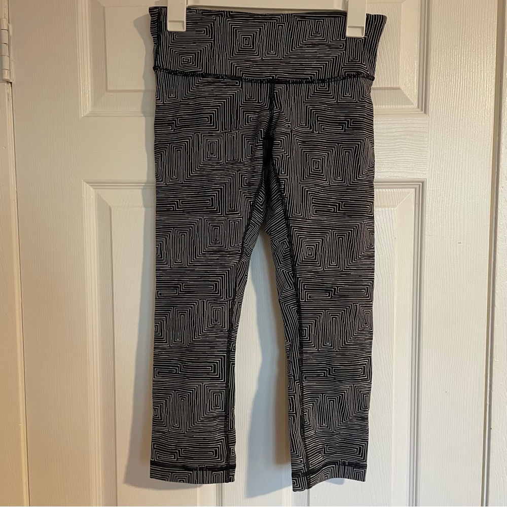 Lululemon Maze Jacquard White Black Wunder Under Crop Leggings Size 6